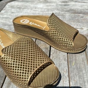 Jeffrey Campbell bronze beach slides size 9